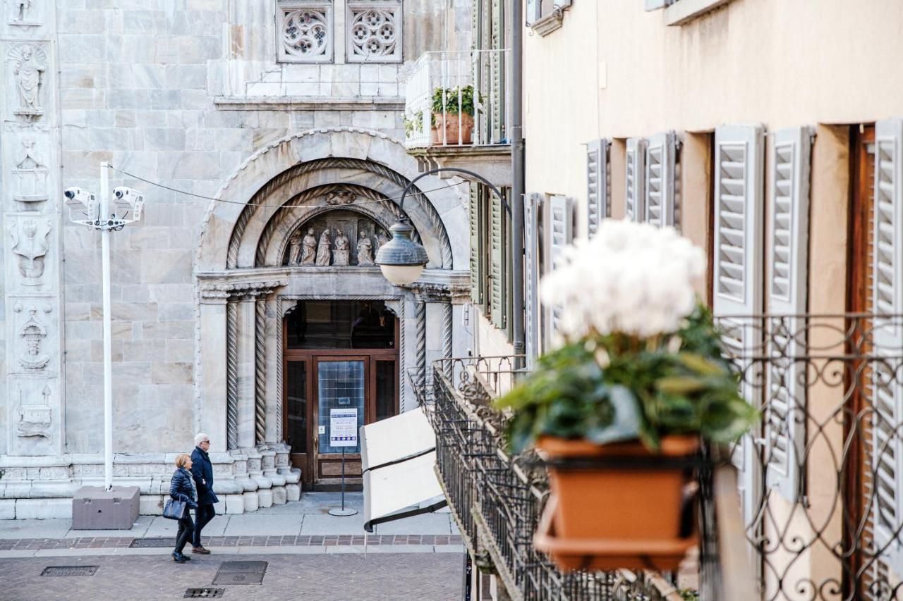 Апартаменты La Finestra Sul Duomo - The House Of Travelers Комо Экстерьер фото